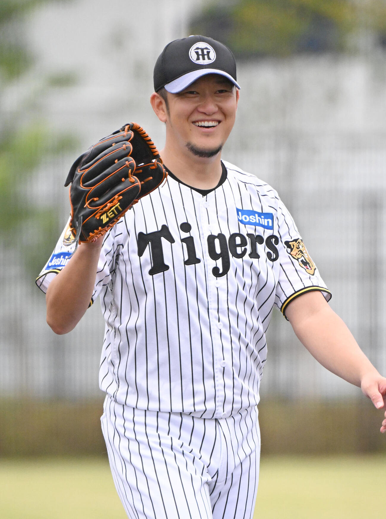 キャッチボールの合間に笑顔を見せる阪神岩貞祐太（撮影・石井愛子）