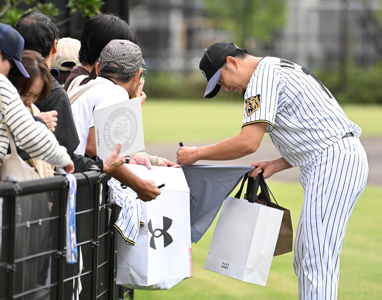 ファンにサインをする阪神岩貞祐太（撮影・石井愛子）