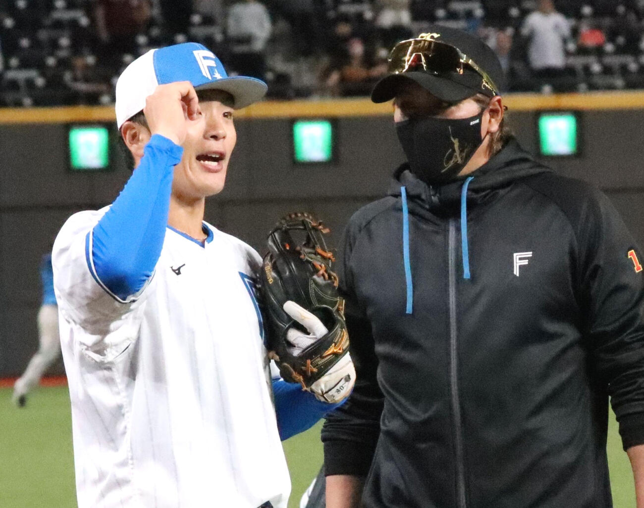 郡司に話しかける日本ハム新庄監督（右）（2026年撮影）