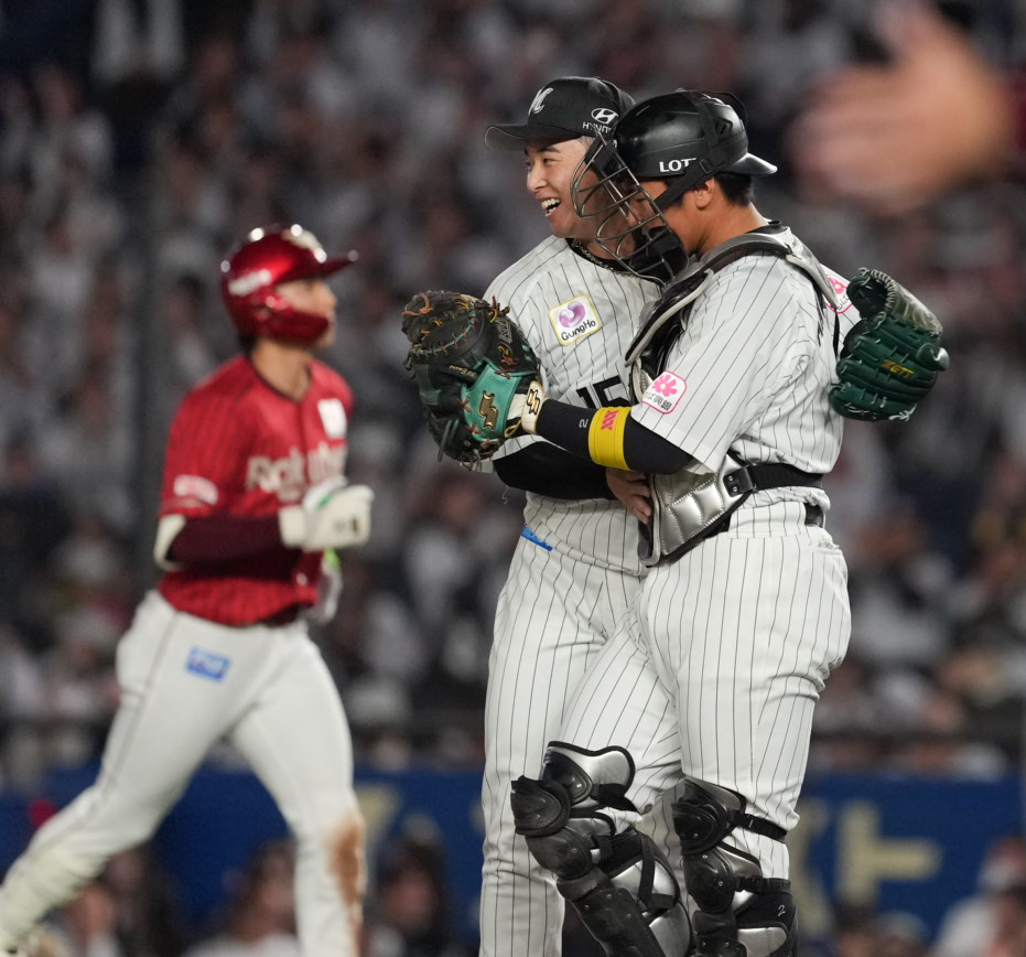 セーブを記録したロッテ横山陸人（中央）は松川虎生と抱き合って大喜び（2026年10月撮影）　