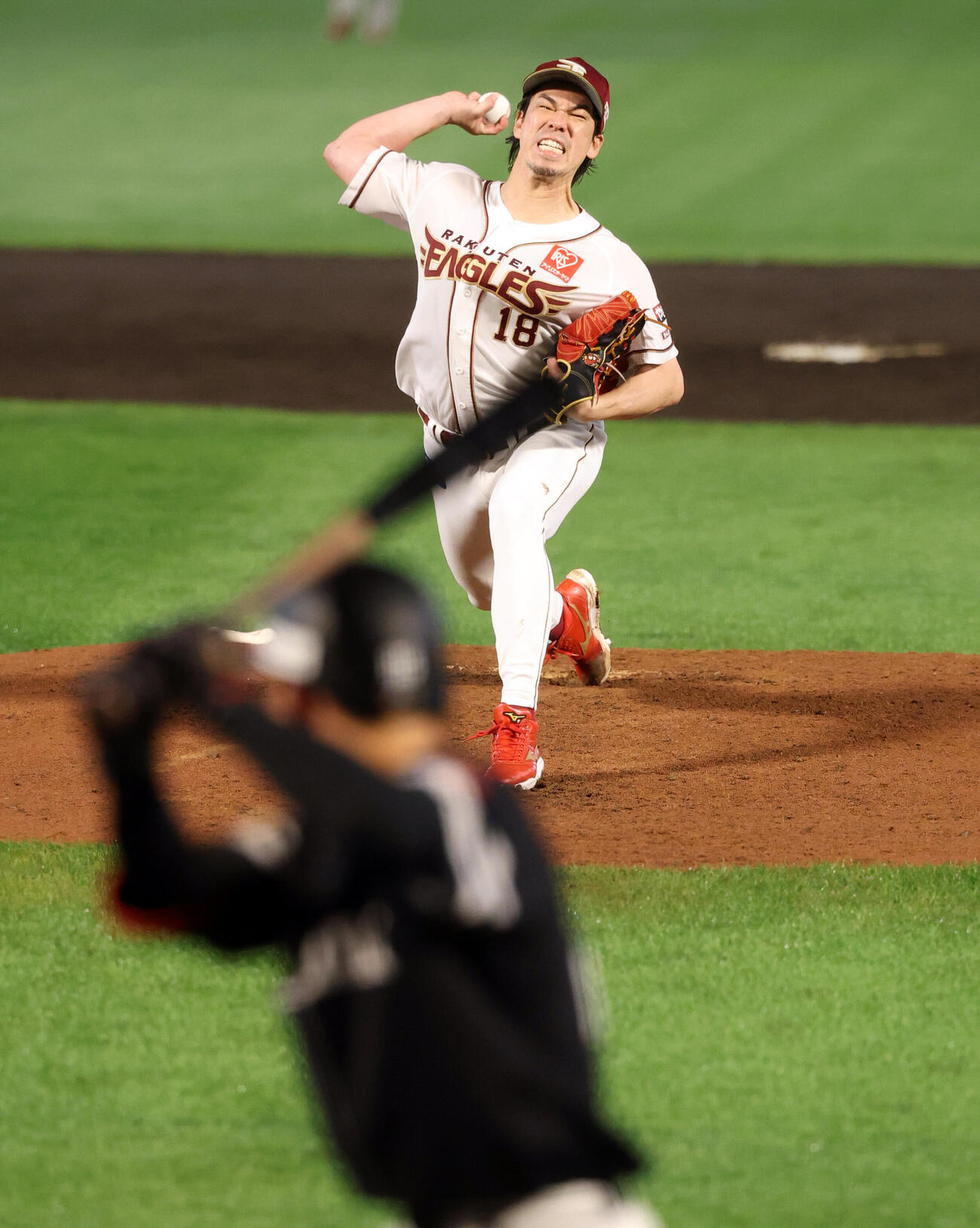 楽天対ソフトバンク　3回表ソフトバン無死、打者庄子雄大に投げ込む前田健太（撮影・浅見桂子）