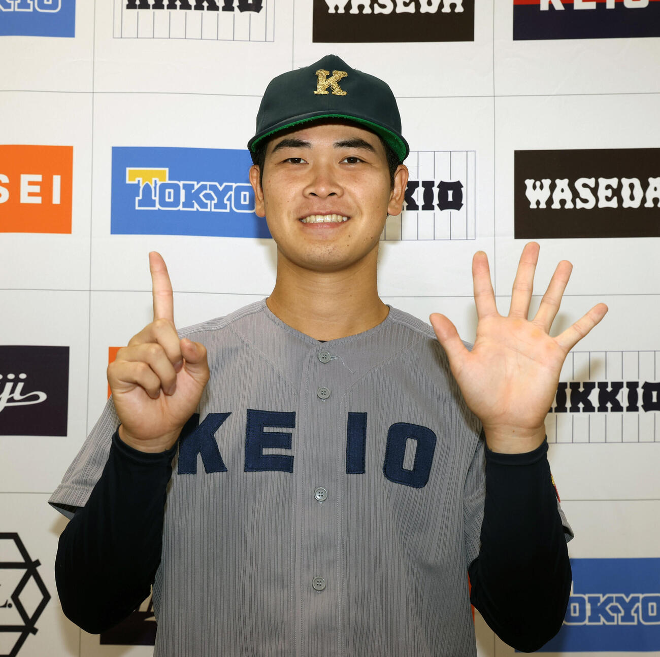 法大対慶大　15勝の慶大・渡辺和大はポーズを決める（撮影・柴田隆二）