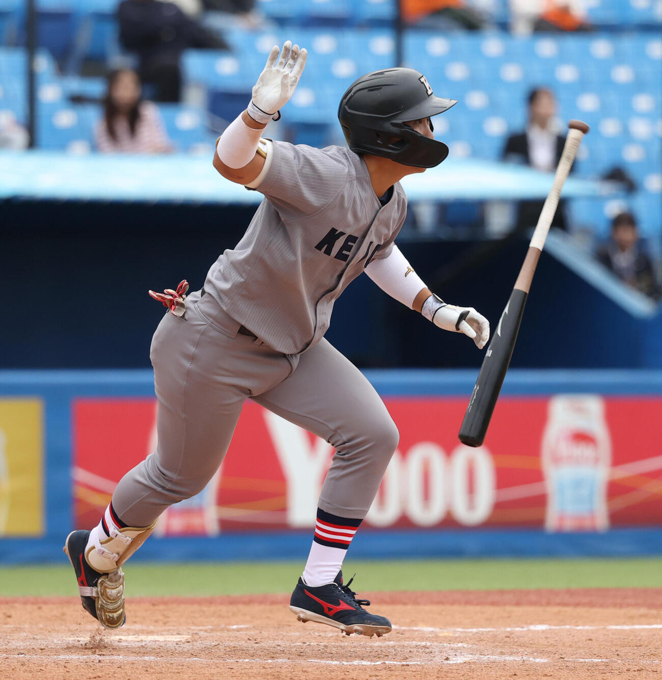 法大対慶大　8回裏慶大2死二、三塁、吉野太陽は適時三塁打を放つ（撮影・柴田隆二）