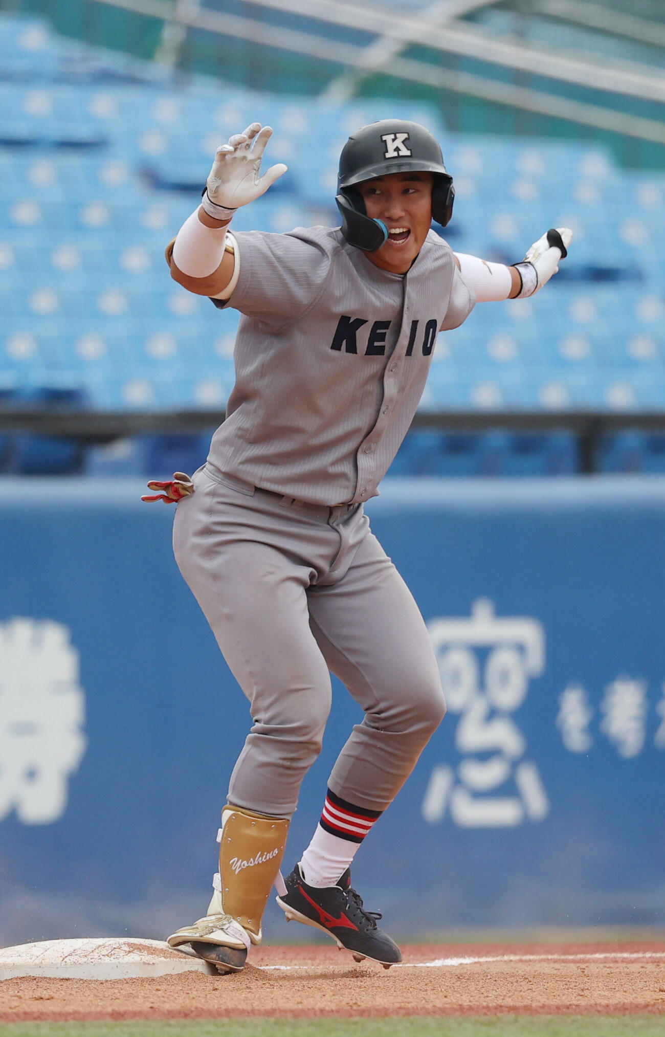 法大対慶大　8回裏慶大2死二、三塁、吉野太陽は適時三塁打を放ち喜ぶ（撮影・柴田隆二）