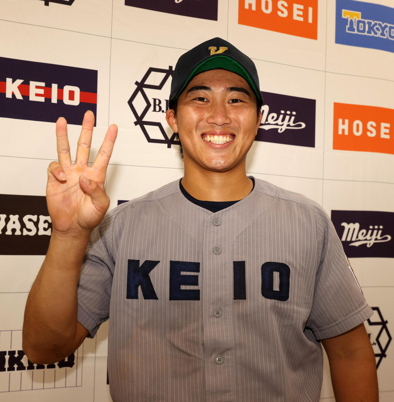法大対慶大　3打点の慶大・吉野太陽はポーズを決める（撮影・柴田隆二）
