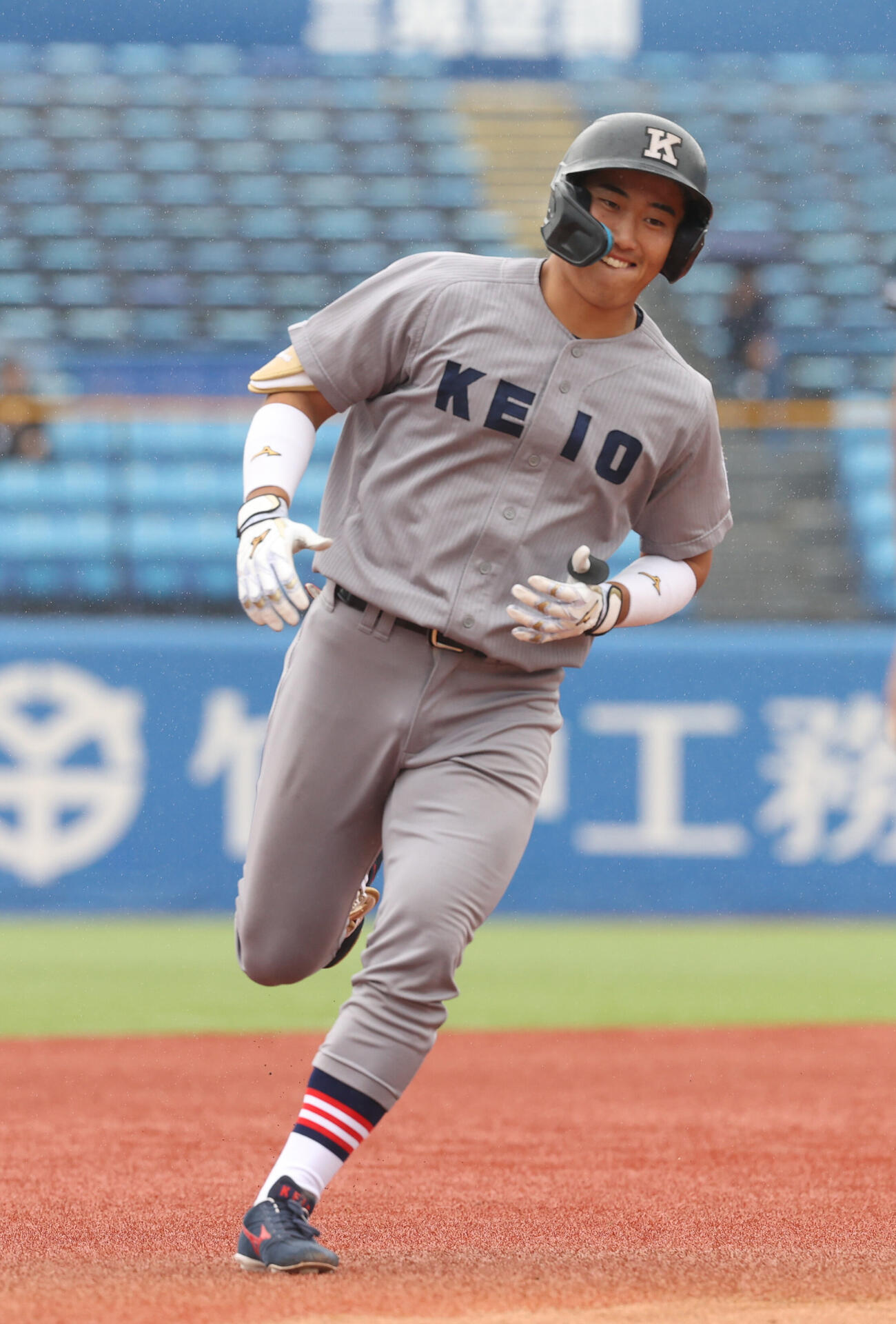 法大対慶大　2回裏慶大2死、吉野太陽は本塁打を放ち生還する（撮影・柴田隆二）