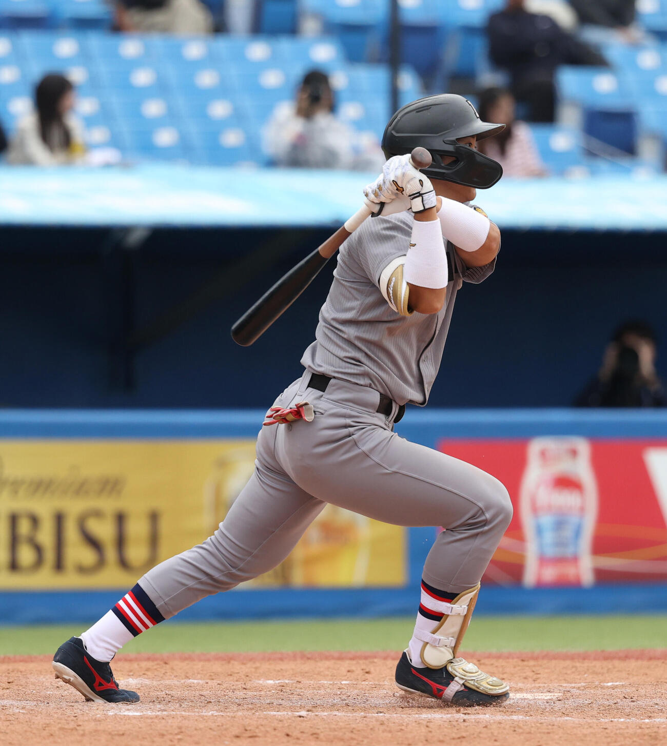 法大対慶大　8回裏慶大2死二、三塁、吉野太陽は適時三塁打を放つ（撮影・柴田隆二）