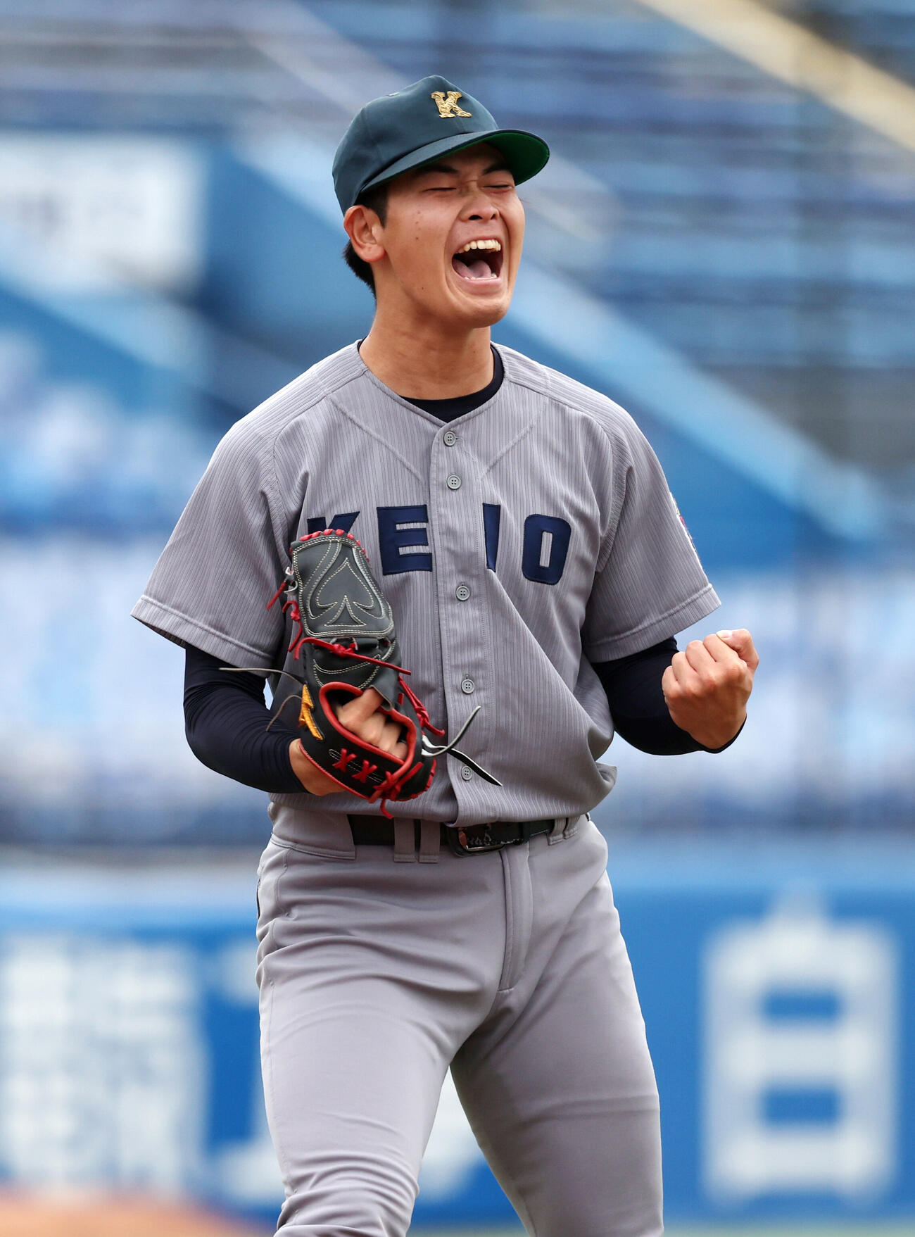 法大対慶大　7回表法大1死一塁、大高拓磨を遊ゴロ併殺に仕留めガッツポーズする渡辺和大（撮影・柴田隆二）