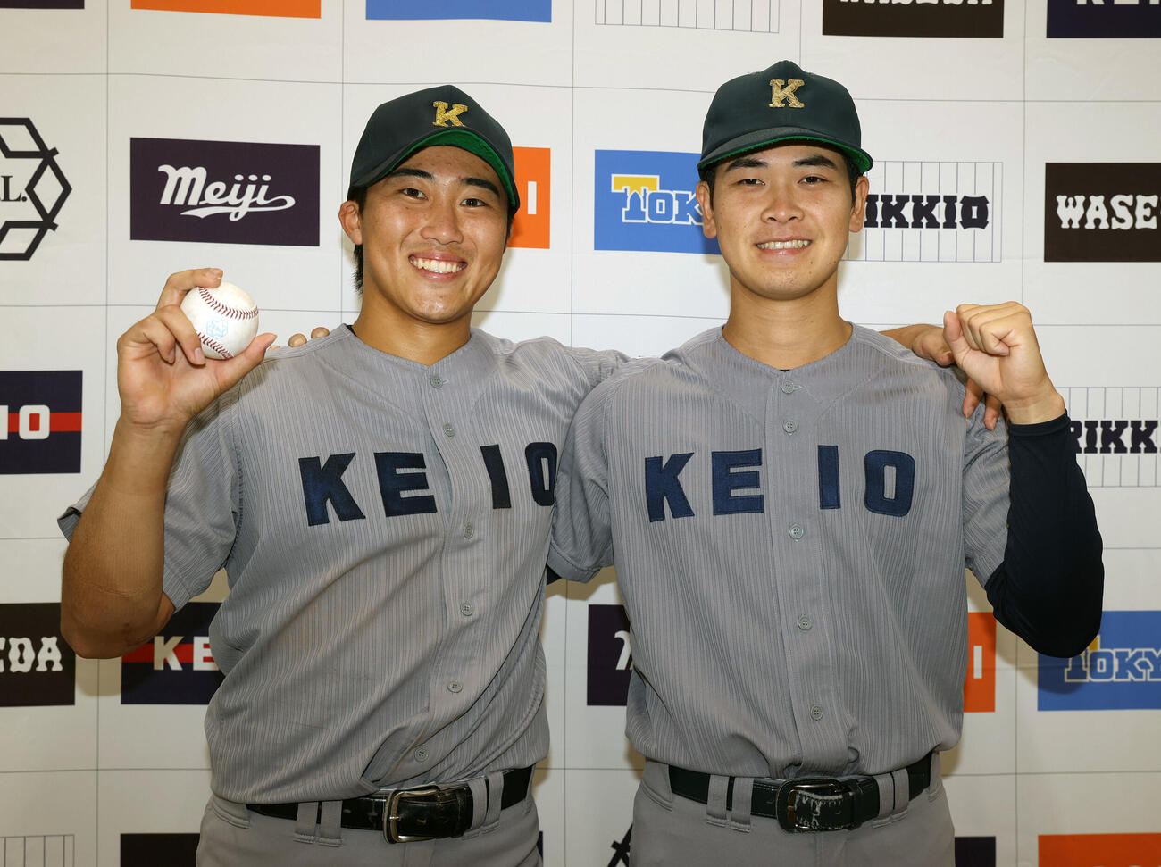 法大対慶大　3打点の慶大・吉野太陽（左）と15勝の渡辺和大は笑顔を見せる（撮影・柴田隆二）