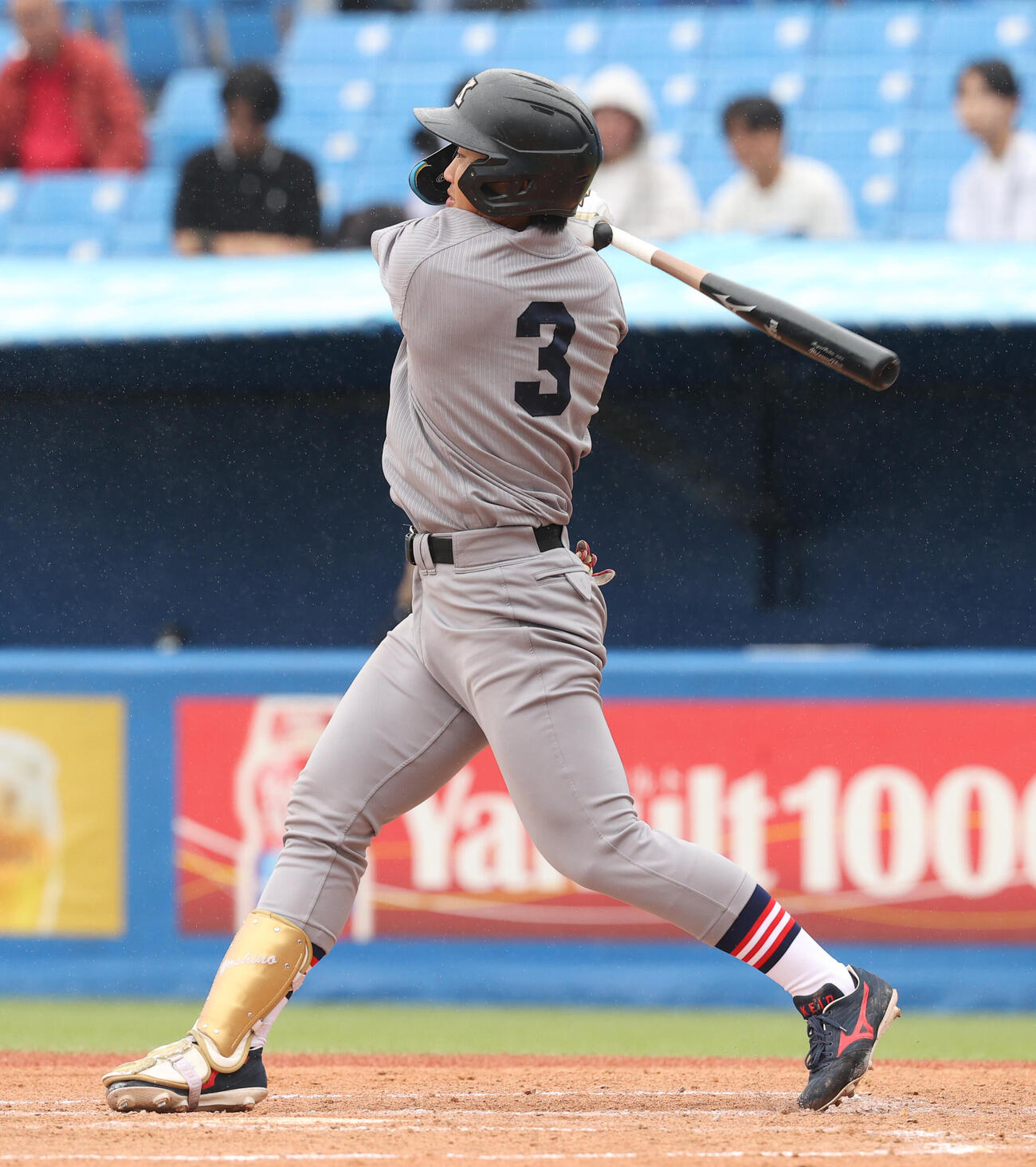法大対慶大　2回裏慶大2死、吉野太陽は本塁打を放つ（撮影・柴田隆二）