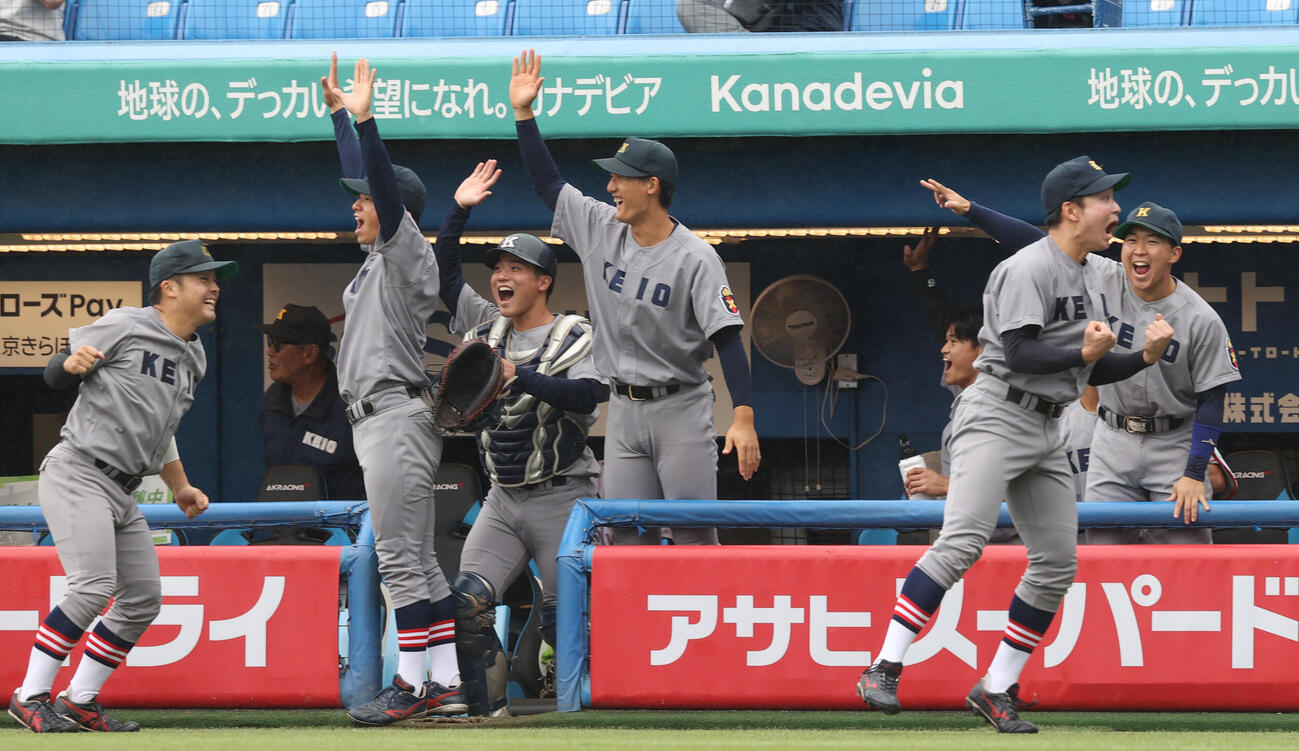 法大対慶大　2回裏慶大2死、吉野太陽の本塁打に喜ぶ慶大ナイン（撮影・柴田隆二）