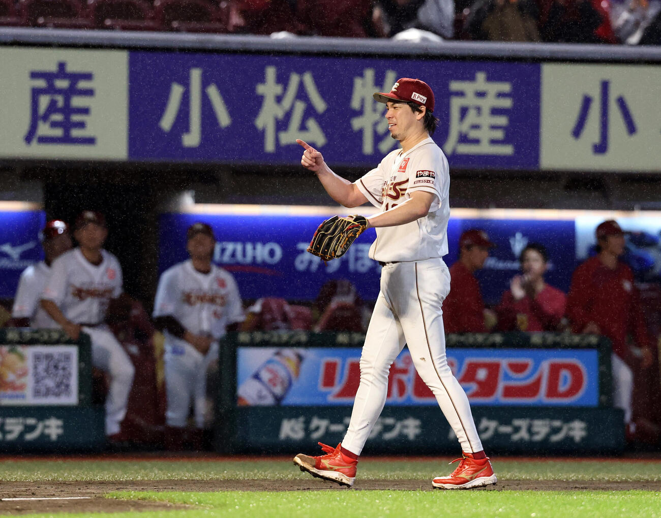 楽天対ソフトバンク　2回表ソフトバンク2死二塁、海野隆司の右前打で二塁走者柳町達の生還を阻止し、捕手を指さす前田健太（撮影・浅見桂子）