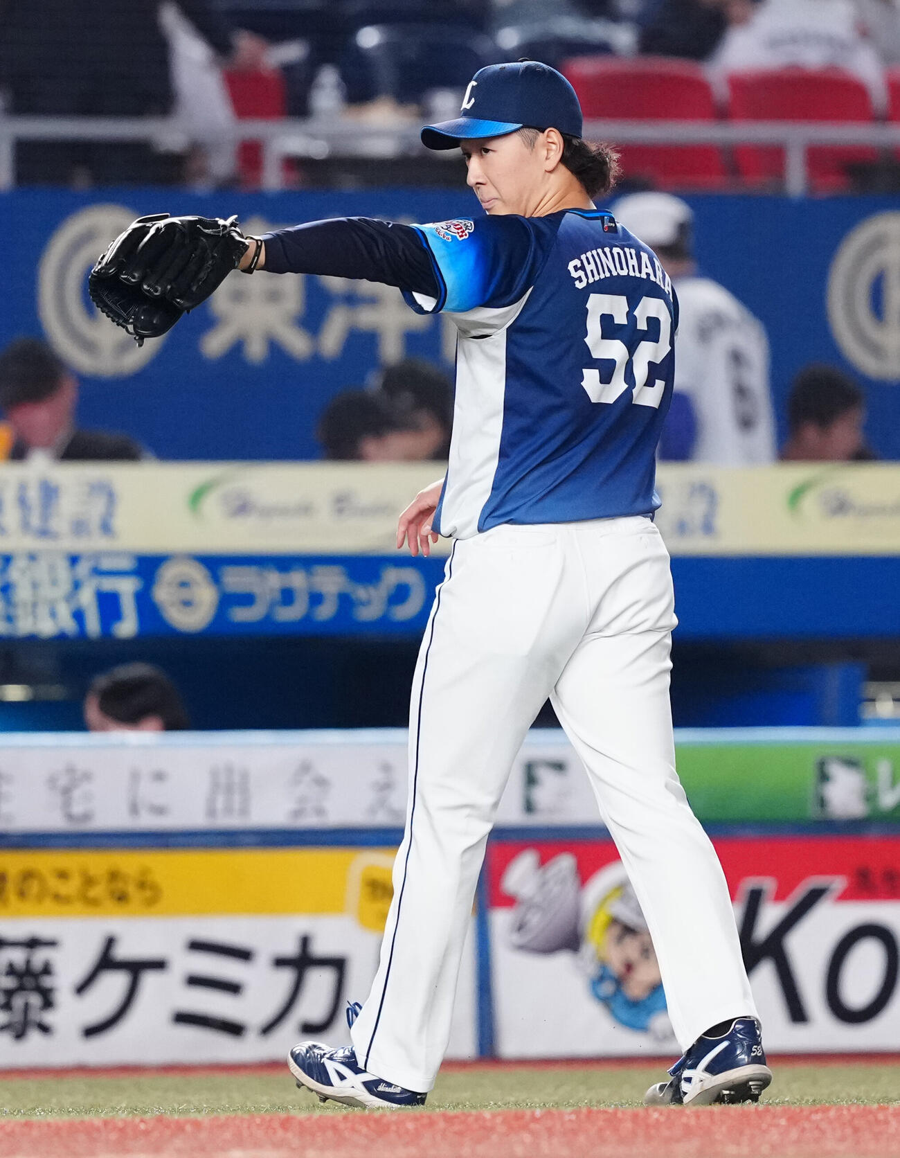 ロッテ対西武　7回裏を終え、ベンチへ戻る西武篠原響（撮影・鈴木みどり）