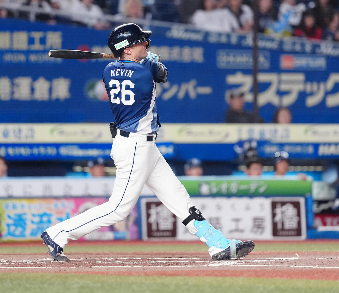 ロッテ対西武　4回表西武無死一、三塁、中犠飛を放つタイラー・ネビン（撮影・鈴木みどり）