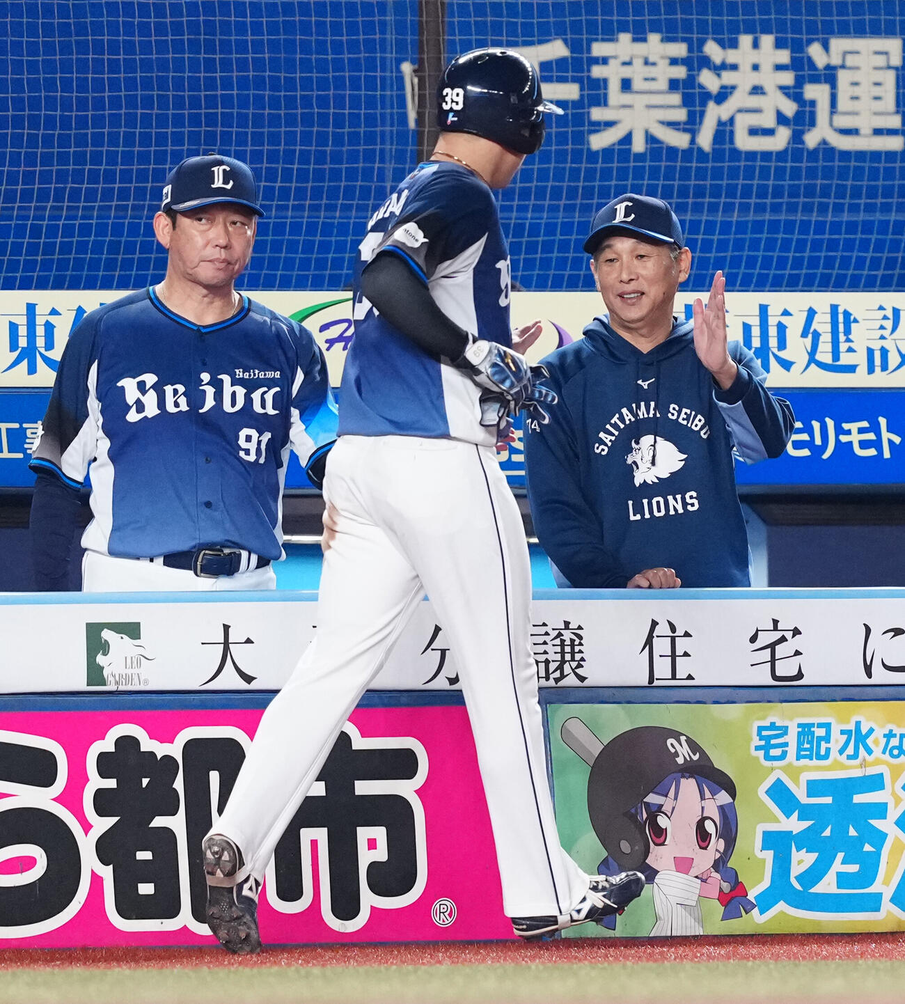 ロッテ対西武　4回表西武無死一、三塁、タイラー・ネビンの中犠飛で生還した平沢大河（中央）を迎える西口文也監督（右）（撮影・鈴木みどり）