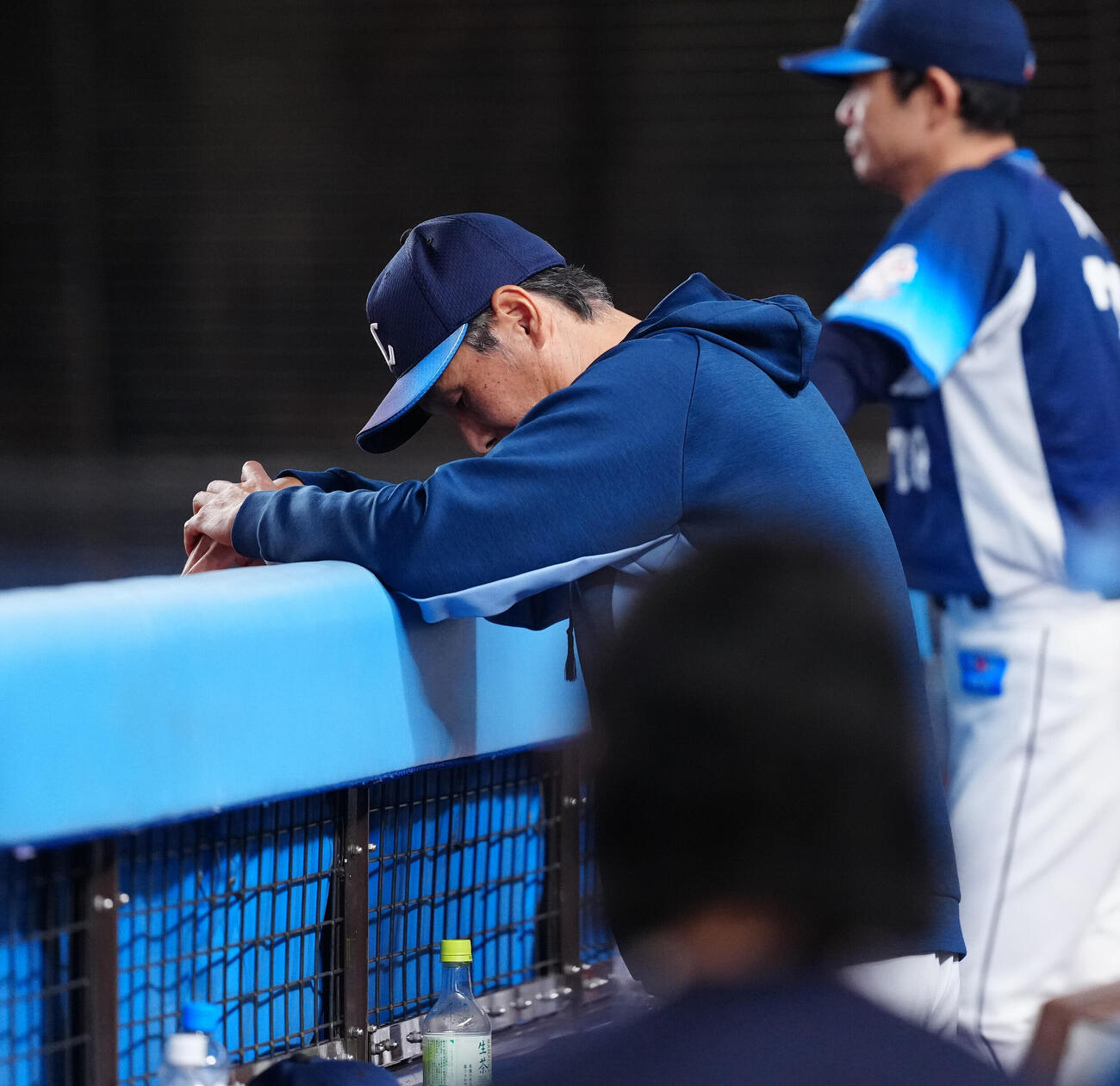 ロッテ対西武　ベンチでうつむく西武西口文也監督（撮影・鈴木みどり）