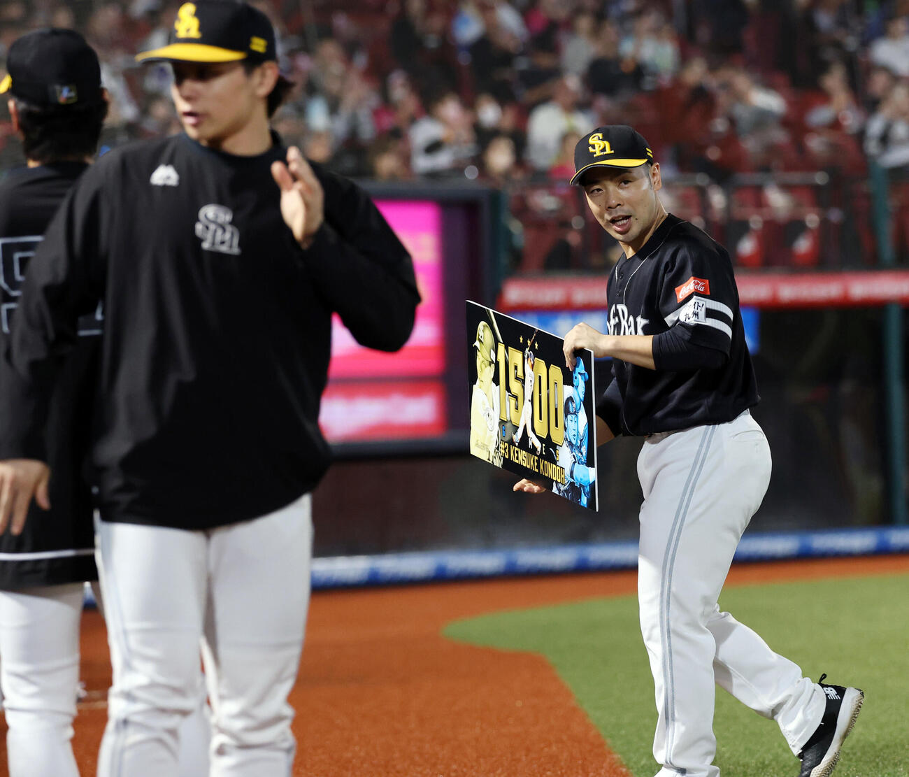 楽天対ソフトバンク　1500試合出場となったソフトバンク近藤健介はボードを持ち引き揚げる（撮影・浅見桂子）