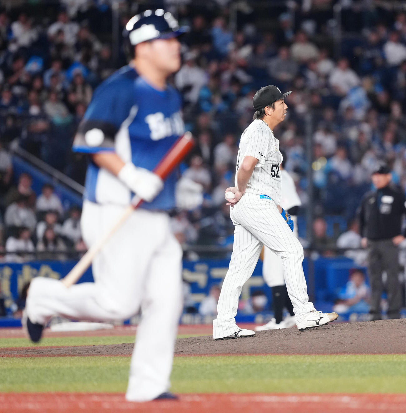 ロッテ対西武　8回表西武1死満塁、中村剛也に押し出し四球を与えた益田直也（撮影・鈴木みどり）