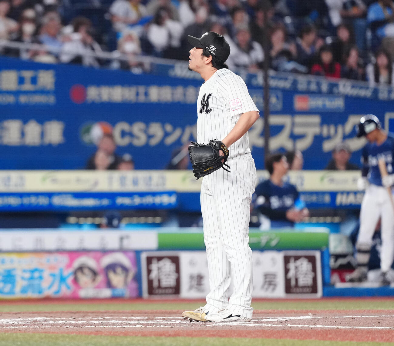 ロッテ対西武　8回表西武2死満塁、暴投で三塁走者源田壮亮の生還を許し、ぼうぜんとする八木彬（撮影・鈴木みどり）