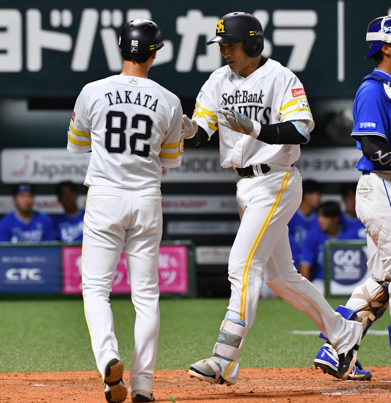 ソフトバンク3軍対韓国サムスン　5回裏ソフトバンク無死、左越え本塁打を放った山本祐大（右）は高田知季3軍内野守備走塁コーチとタッチを交わす（撮影・岩下翔太）