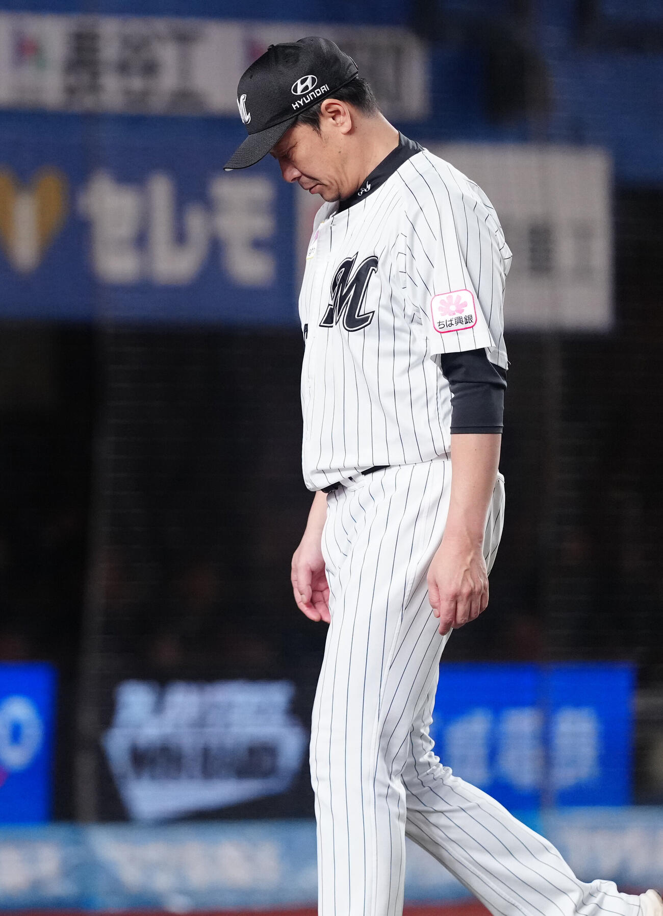 ロッテ対西武　8回表の選手交代を告げ、うつむきながらベンチへ戻るロッテ・サブロー監督（撮影・鈴木みどり）