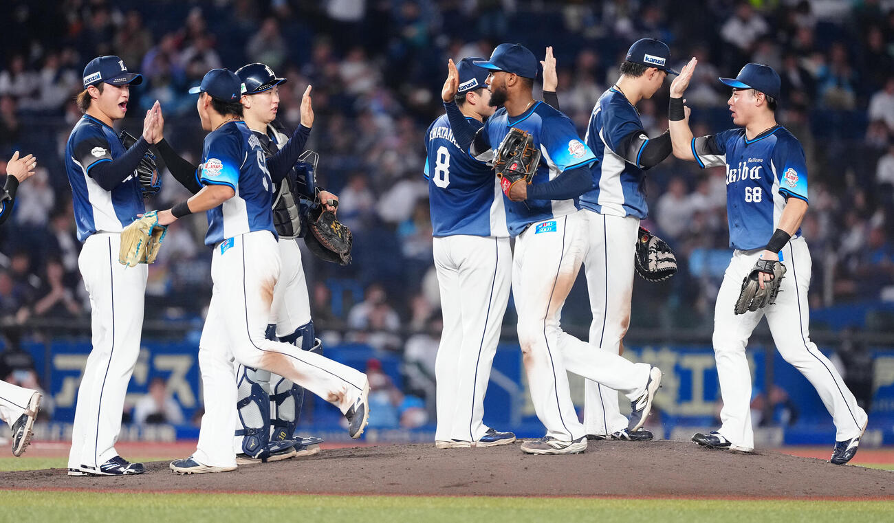 ロッテ対西武　ロッテに勝利しタッチを交わす甲斐野央（左）ら西武ナイン（撮影・鈴木みどり）