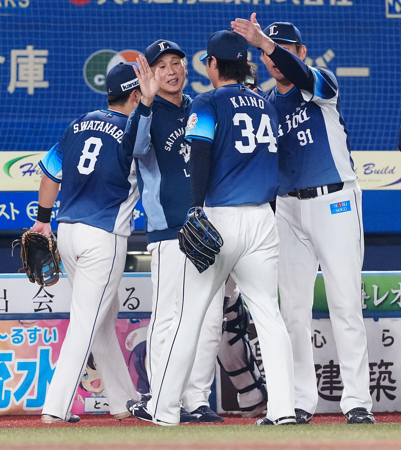 ロッテ対西武　ロッテに勝利し甲斐野央（手前）らナインを迎える西武西口文也監督（撮影・鈴木みどり）