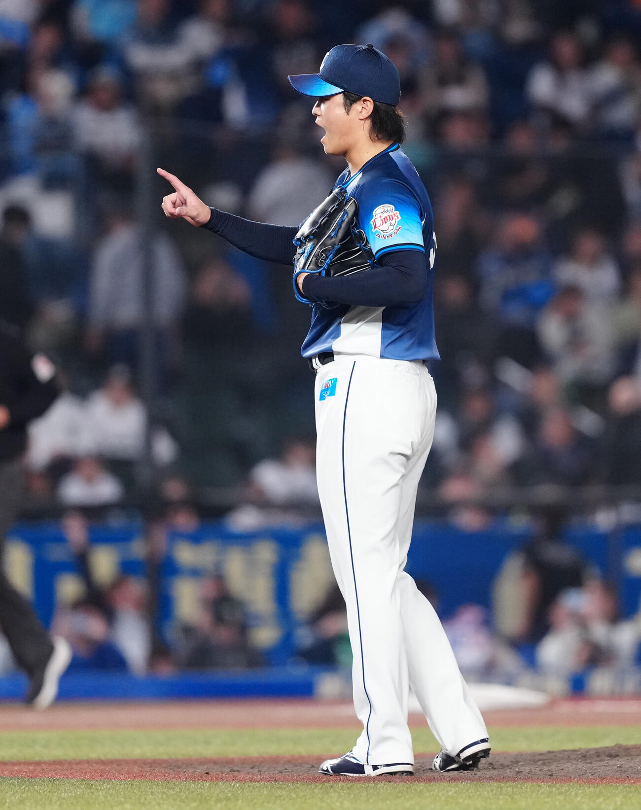 ロッテ対西武　ロッテに勝利し笑顔の西武甲斐野央（撮影・鈴木みどり）