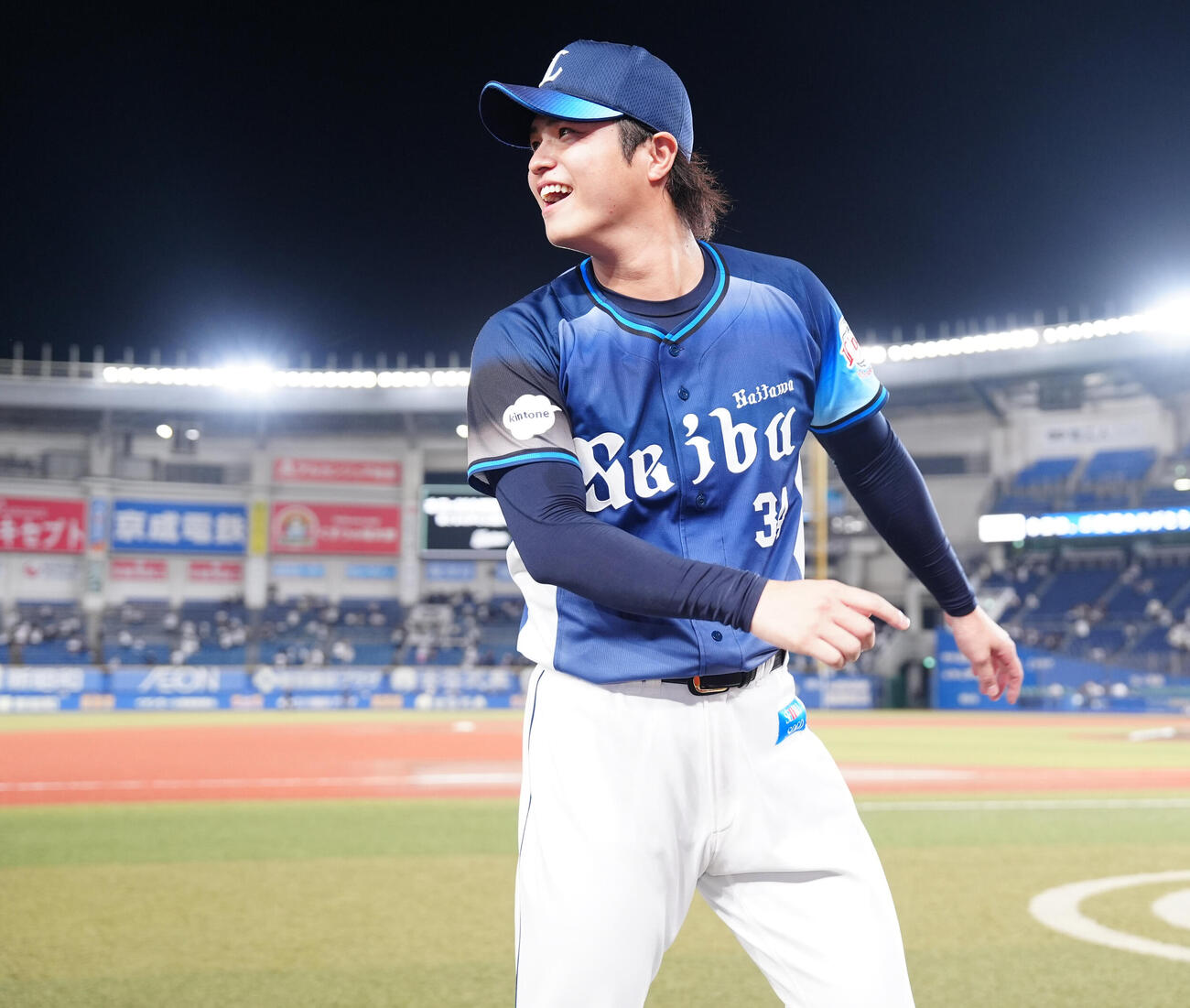ロッテ対西武　ヒーローインタビューを終え笑顔の西武甲斐野央（撮影・鈴木みどり）