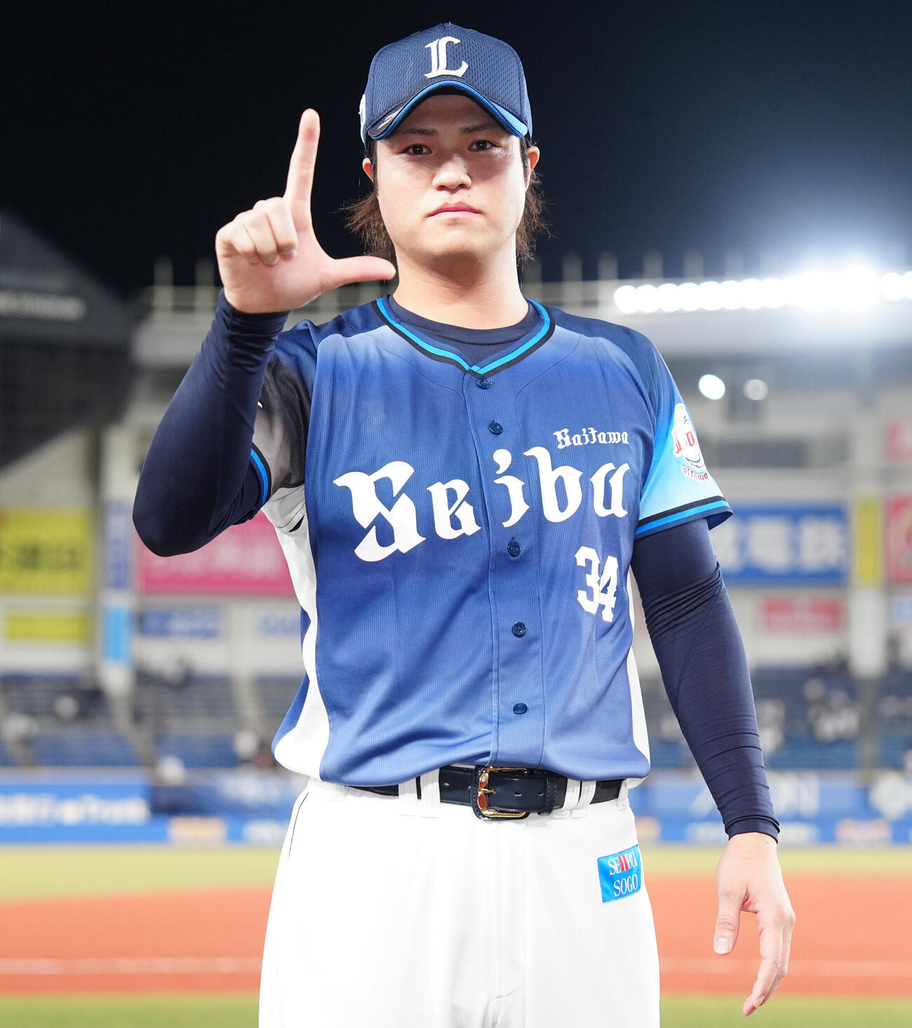 ロッテ対西武　ヒーローインタビューを終えポーズを決める西武甲斐野央（撮影・鈴木みどり）