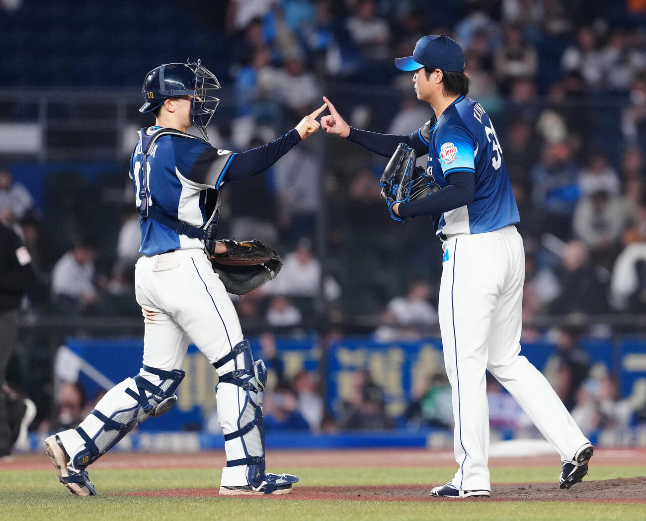 ロッテ対西武　ロッテに勝利し、小島大河（左）とタッチを交わす西武甲斐野央（撮影・鈴木みどり）
