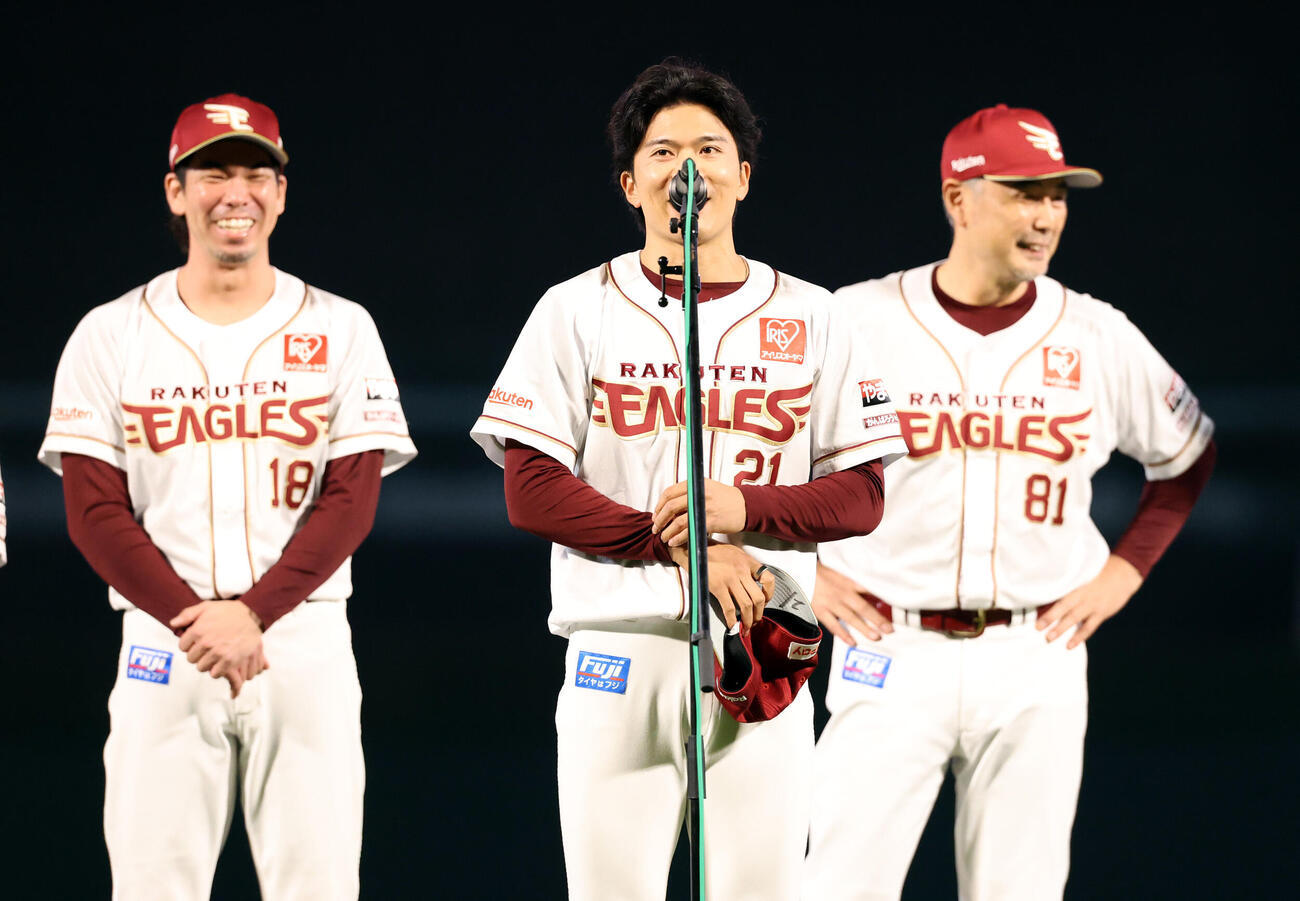 楽天対ソフトバンク　最終戦セレモニーであいさつにする楽天早川隆久（中央）（撮影・浅見桂子）