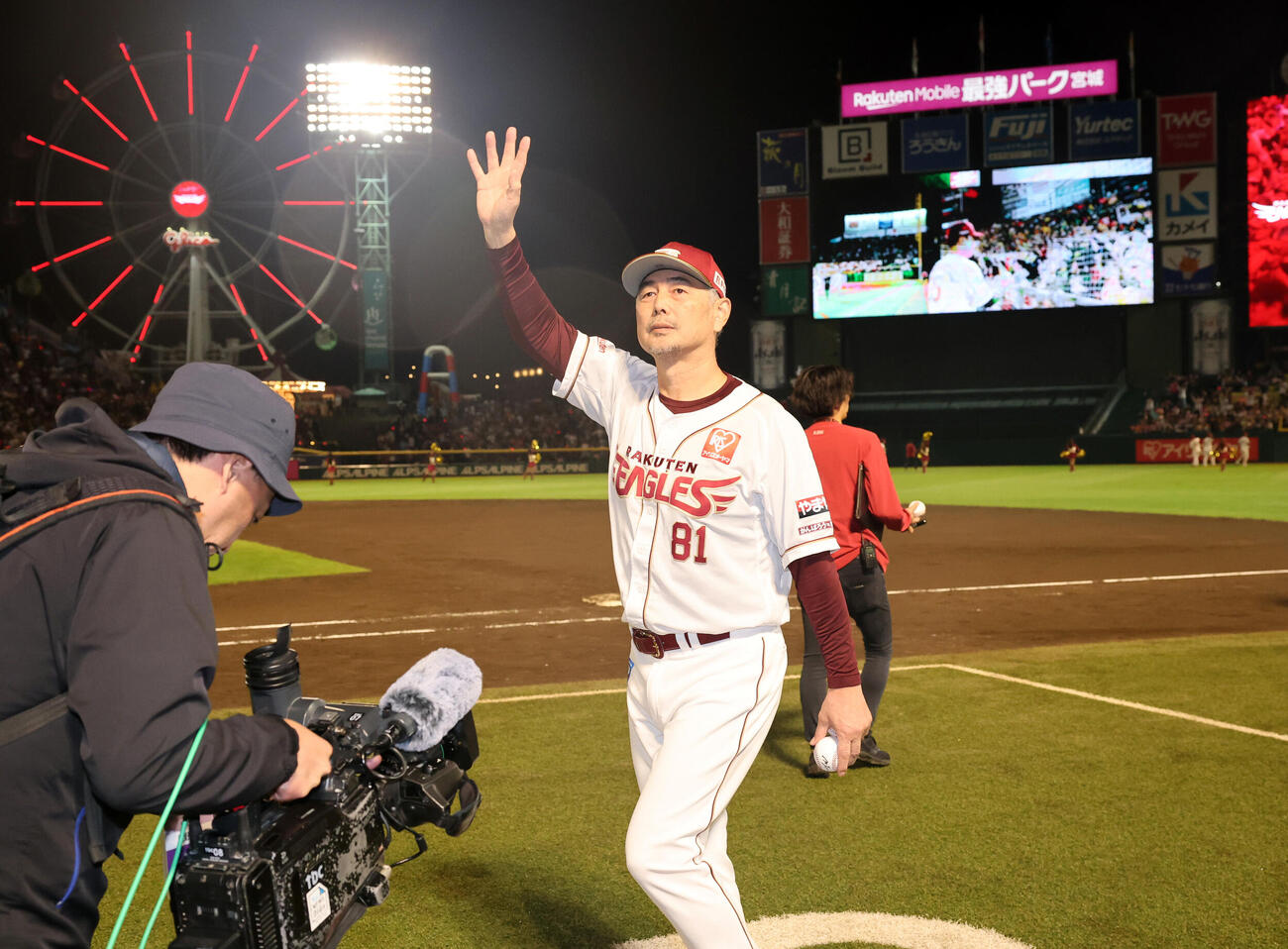 楽天対ソフトバンク　最終戦セレモニーの場内1周で手を振る楽天吉井理人監督（撮影・浅見桂子）