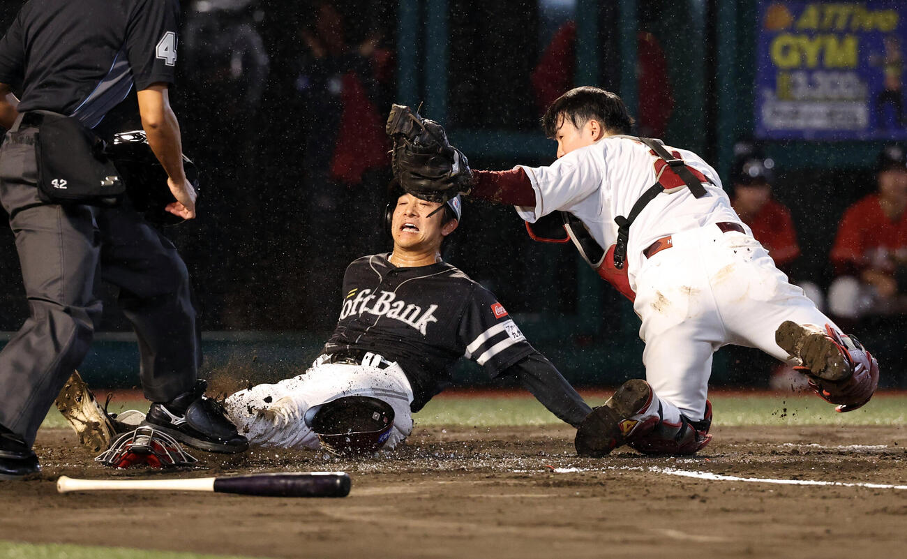 楽天対ソフトバンク　2回表ソフトバンク2死二塁、海野隆司の右前打で本塁を突いた二走柳町達だが相手好返球で阻止される。捕手太田光（撮影・浅見桂子）