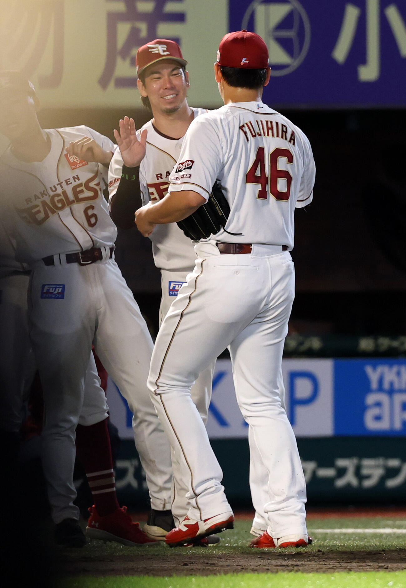 楽天対ソフトバンク　最終戦を白星で飾り、6勝目の楽天前田健太（左）は最後を締めた藤平尚真を笑顔で迎える（撮影・浅見桂子）