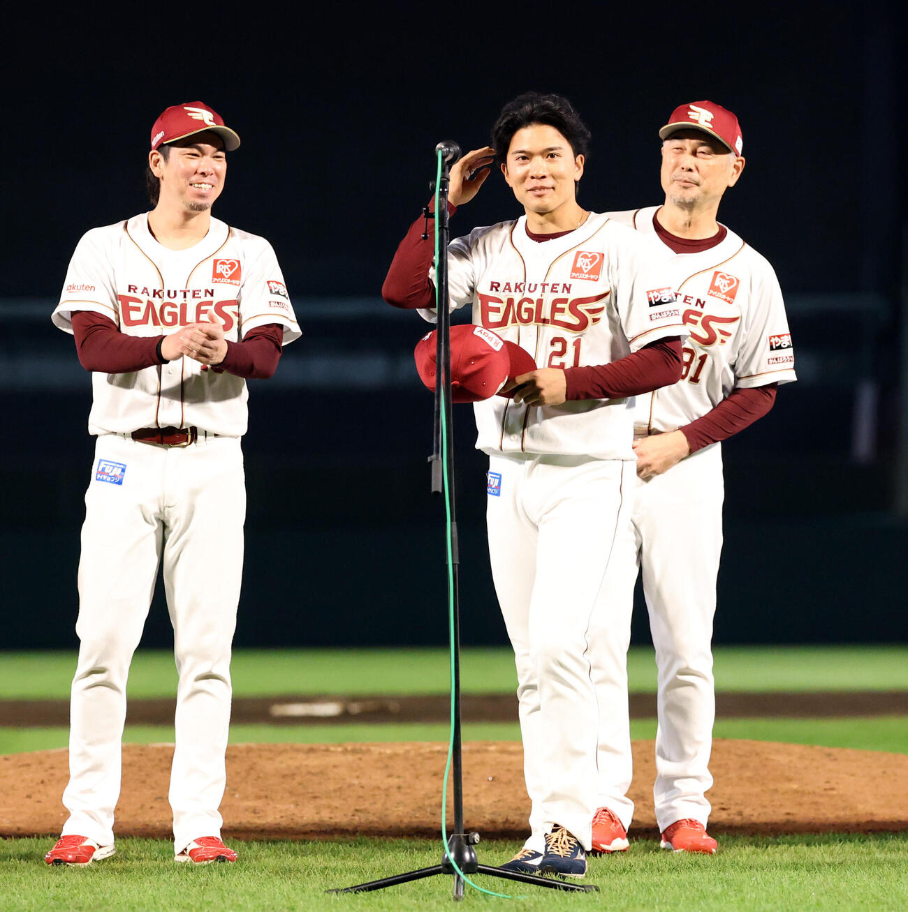 楽天対ソフトバンク　最終戦セレモニーで楽天吉井理人監督（右）にうながされ、あいさつに向かう早川隆久（中央）（撮影・浅見桂子）