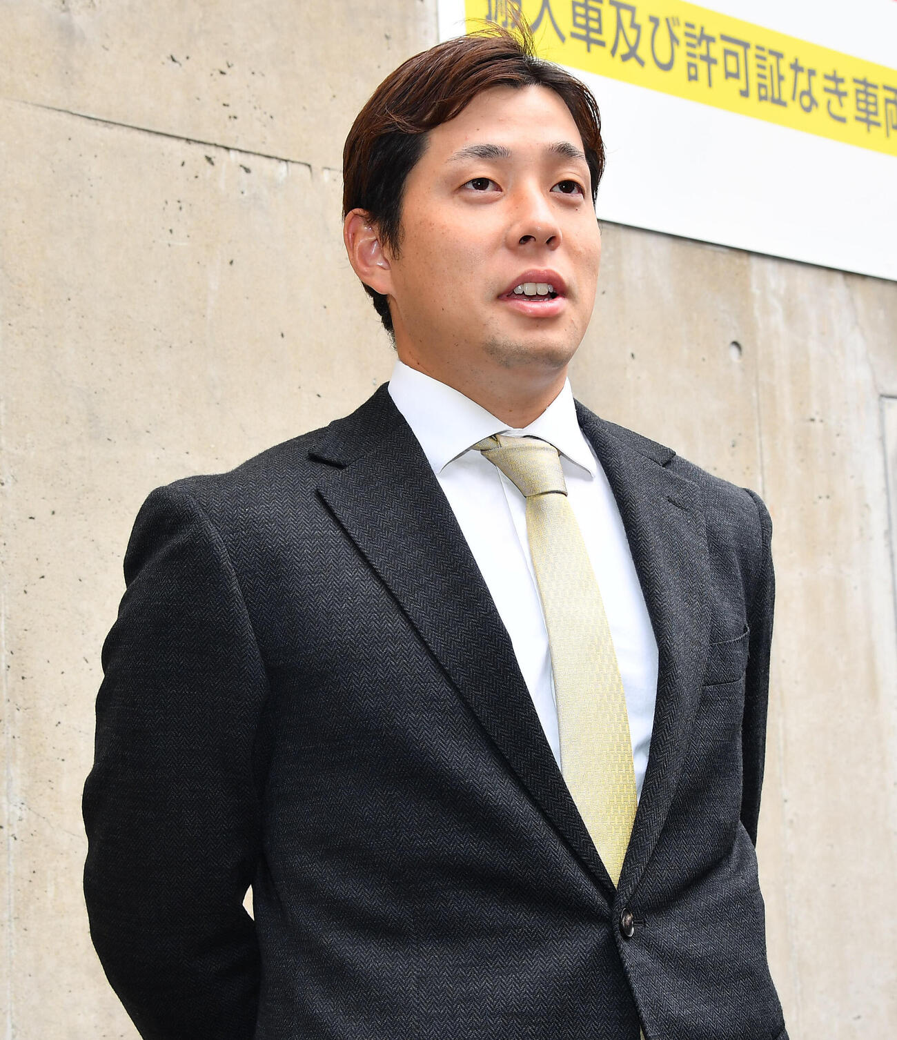 戦力外通告を受け、囲み取材を受けるソフトバンク大江竜聖（撮影・岩下翔太）
