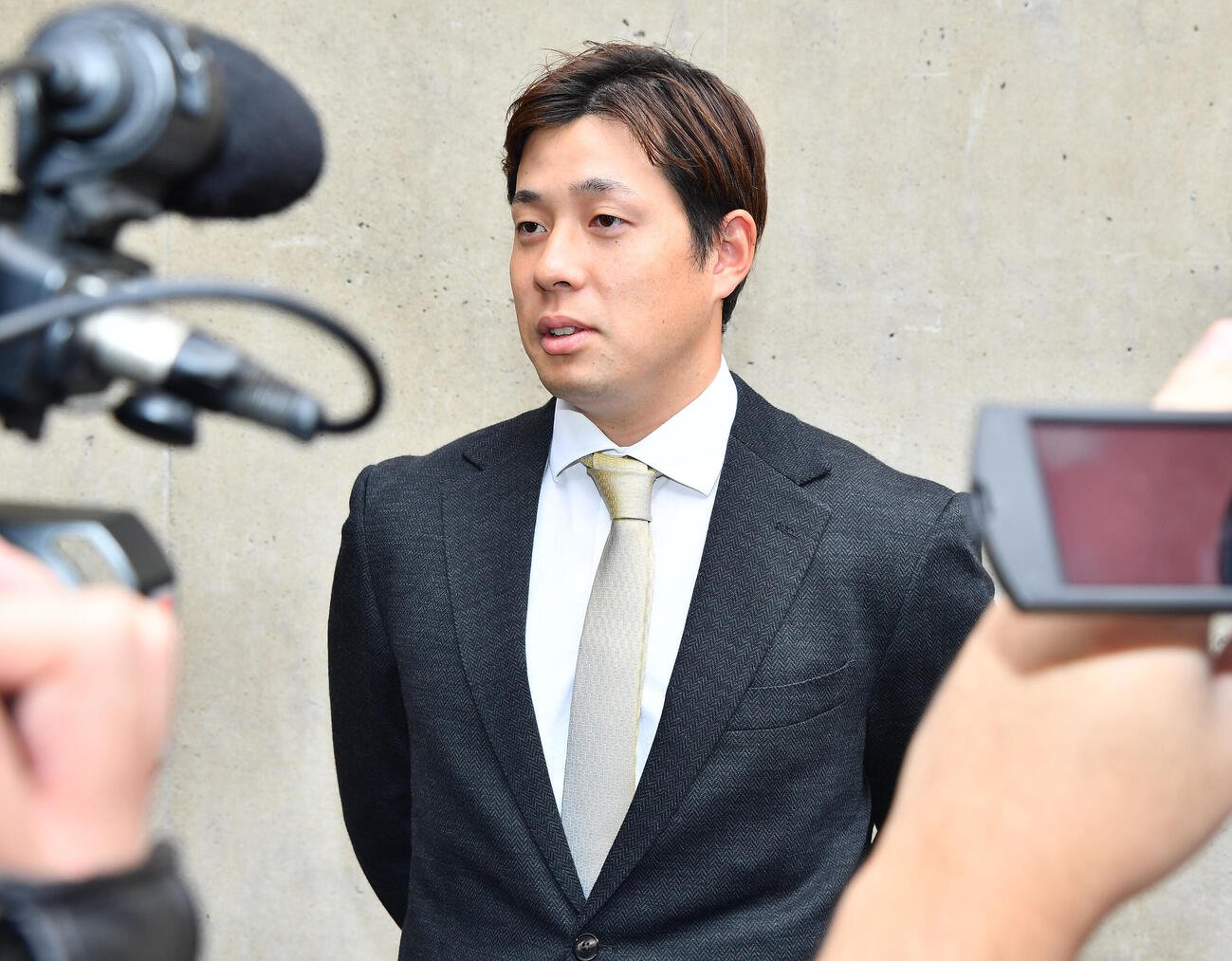 戦力外通告を受け、囲み取材を受けるソフトバンク大江竜聖（撮影・岩下翔太）