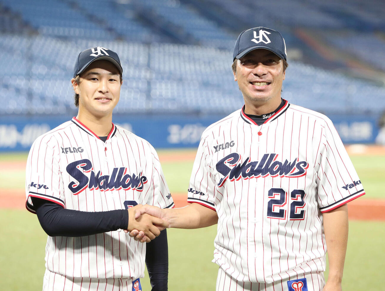 2020年6月、プロ初勝利し高津監督（右）と握手するヤクルト長谷川
