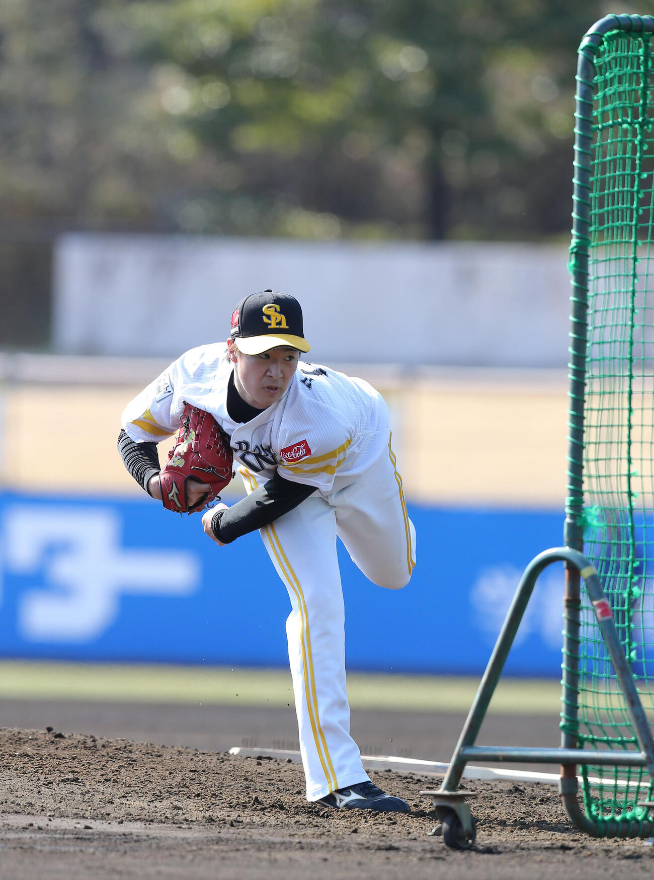 2018年2月、ソフトバンク春季キャンプ　打撃投手を務める育成の長谷川宙輝