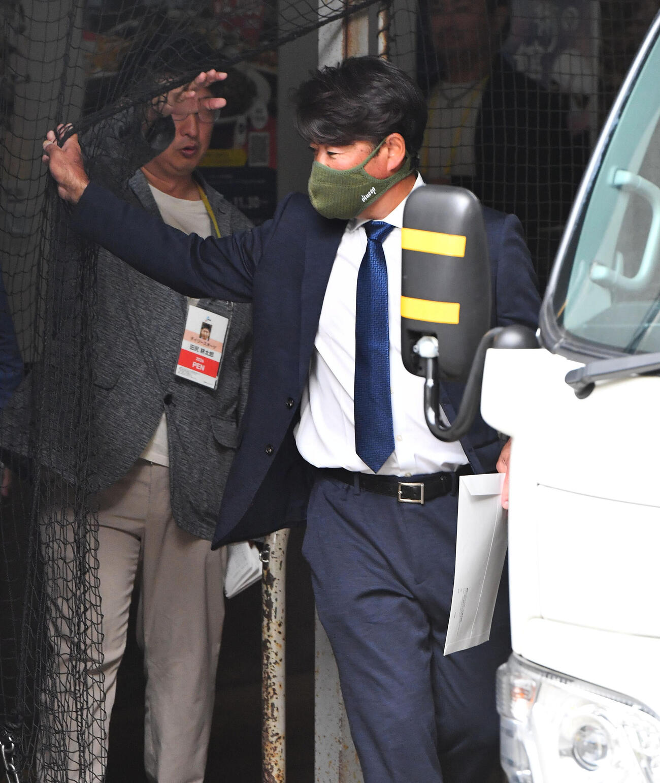 球団との話し合いを終えて引き揚げるソフトバンク高波文一3軍外野守備走塁コーチ（撮影・岩下翔太）