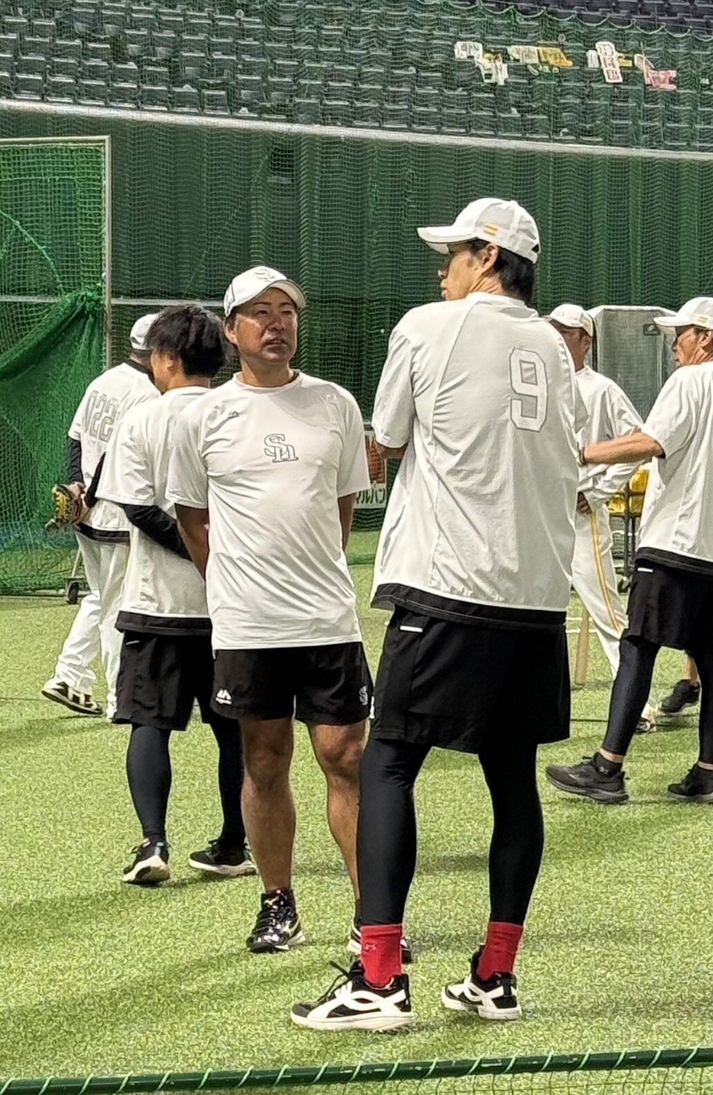 5日3軍対韓国サムスン2軍の練習試合前の練習でソフトバンク高波文一3軍外野守備走塁コーチ（中央）は柳田と話し込む