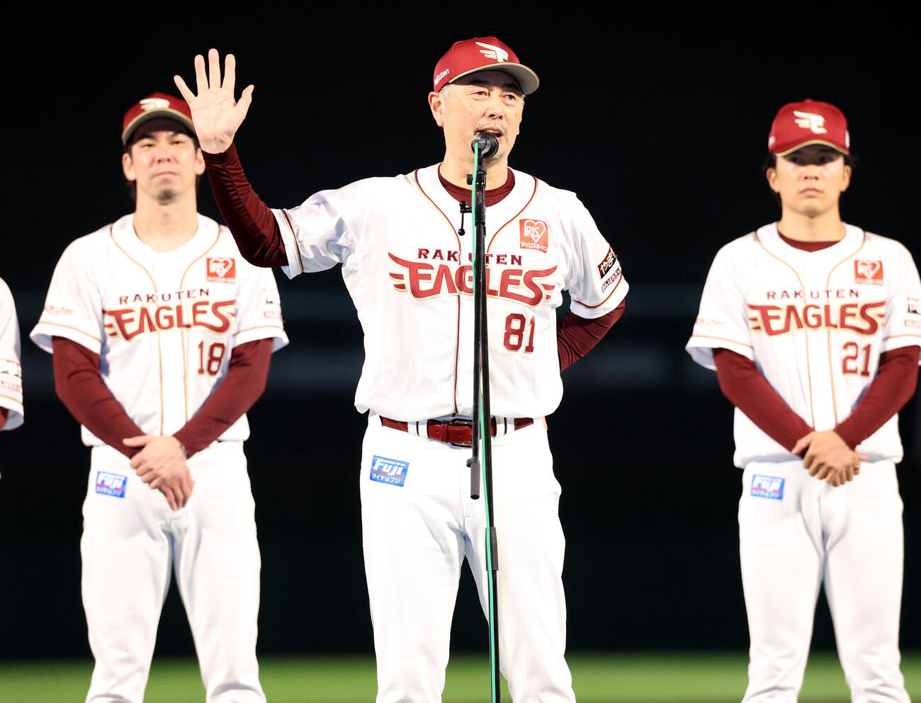 楽天対ソフトバンク　最終戦セレモニーであいさつする楽天吉井理人監督（中央）（撮影・浅見桂子）