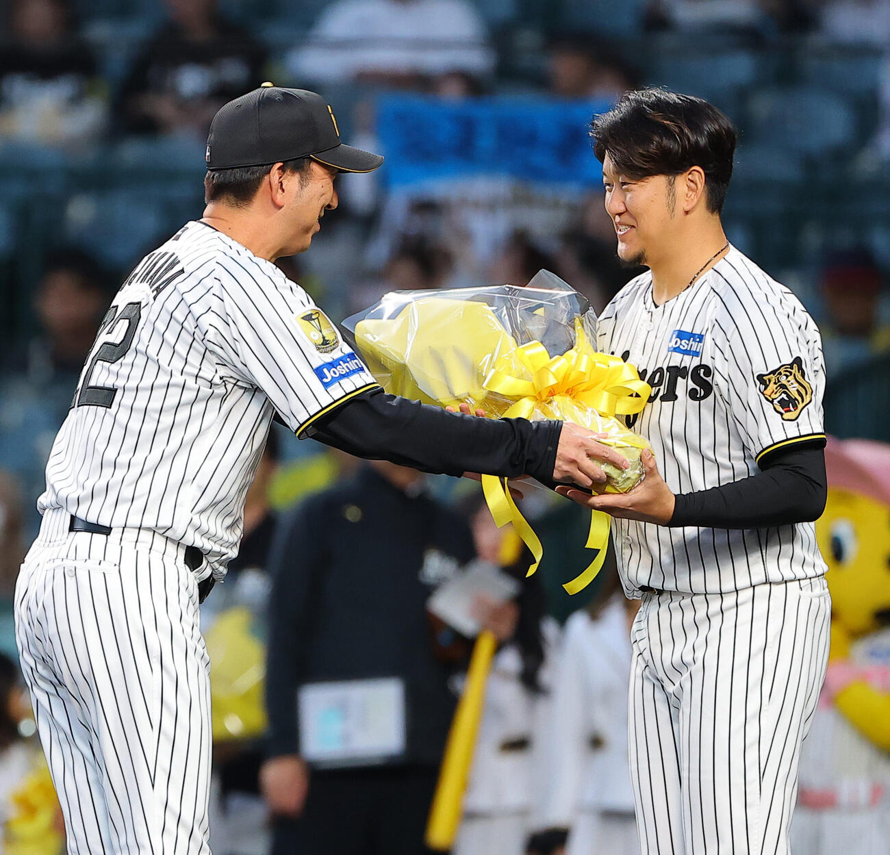 阪神対広島　引退セレモニーで藤川球児監督（左）から花束を受け取る阪神岩貞祐太（撮影・上田博志）