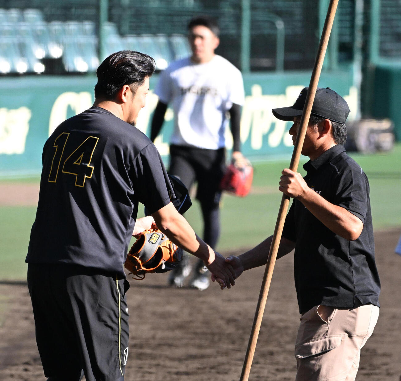 練習後、阪神園芸のスタッフ（右）と握手をする阪神岩貞祐太（撮影・石井愛子）