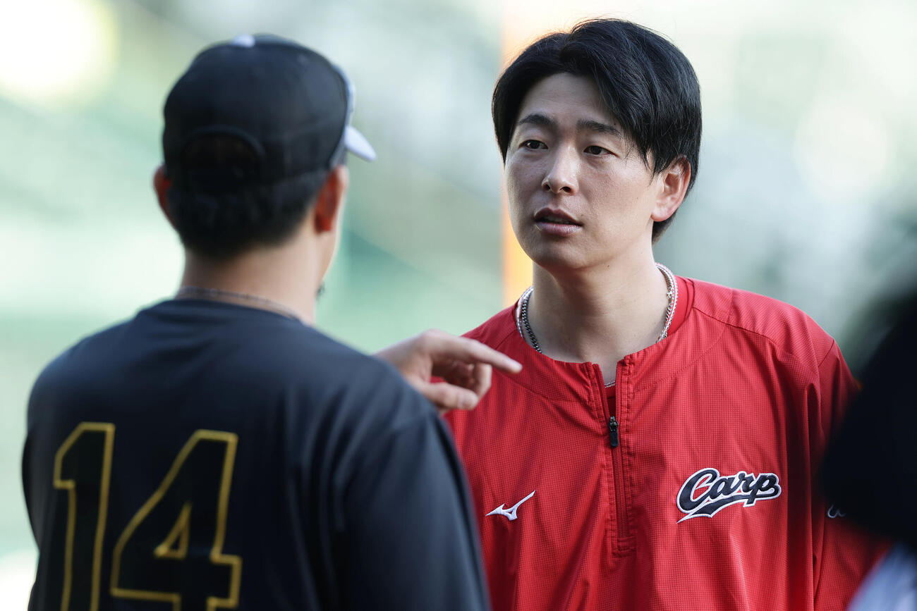 阪神対広島　引退する阪神岩貞祐太（左）と言葉を交わす広島大瀬良大地（撮影・前田充）