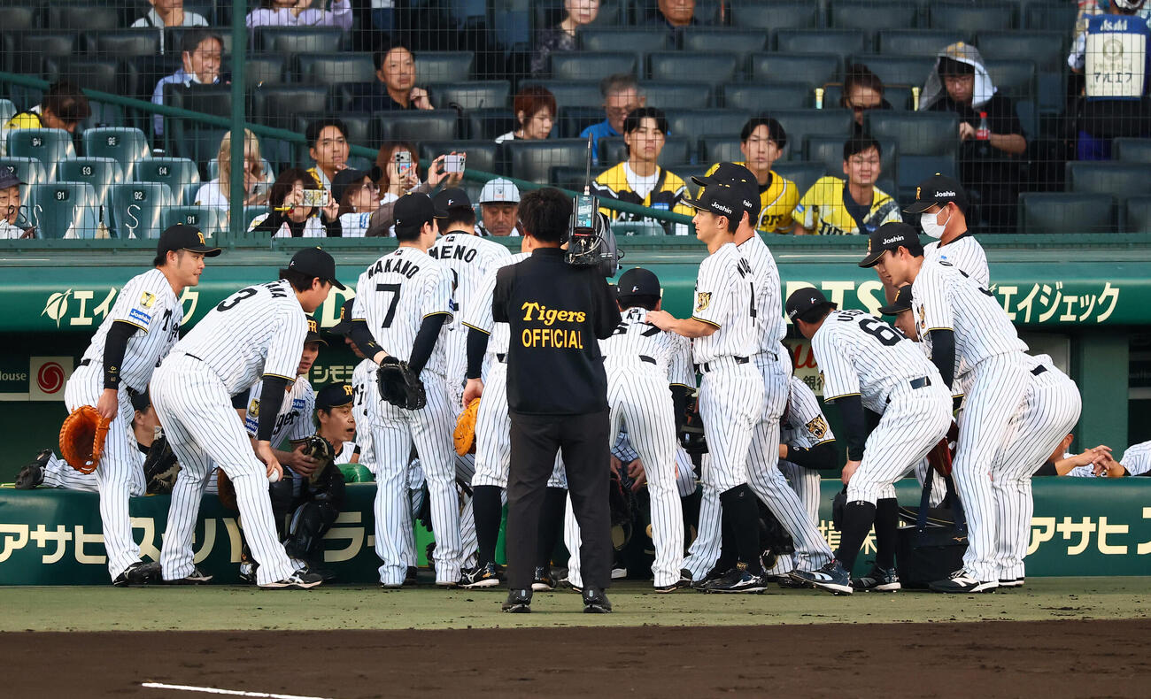 阪神対広島　試合前の円陣を組む阪神ナイン（撮影・加藤哉）