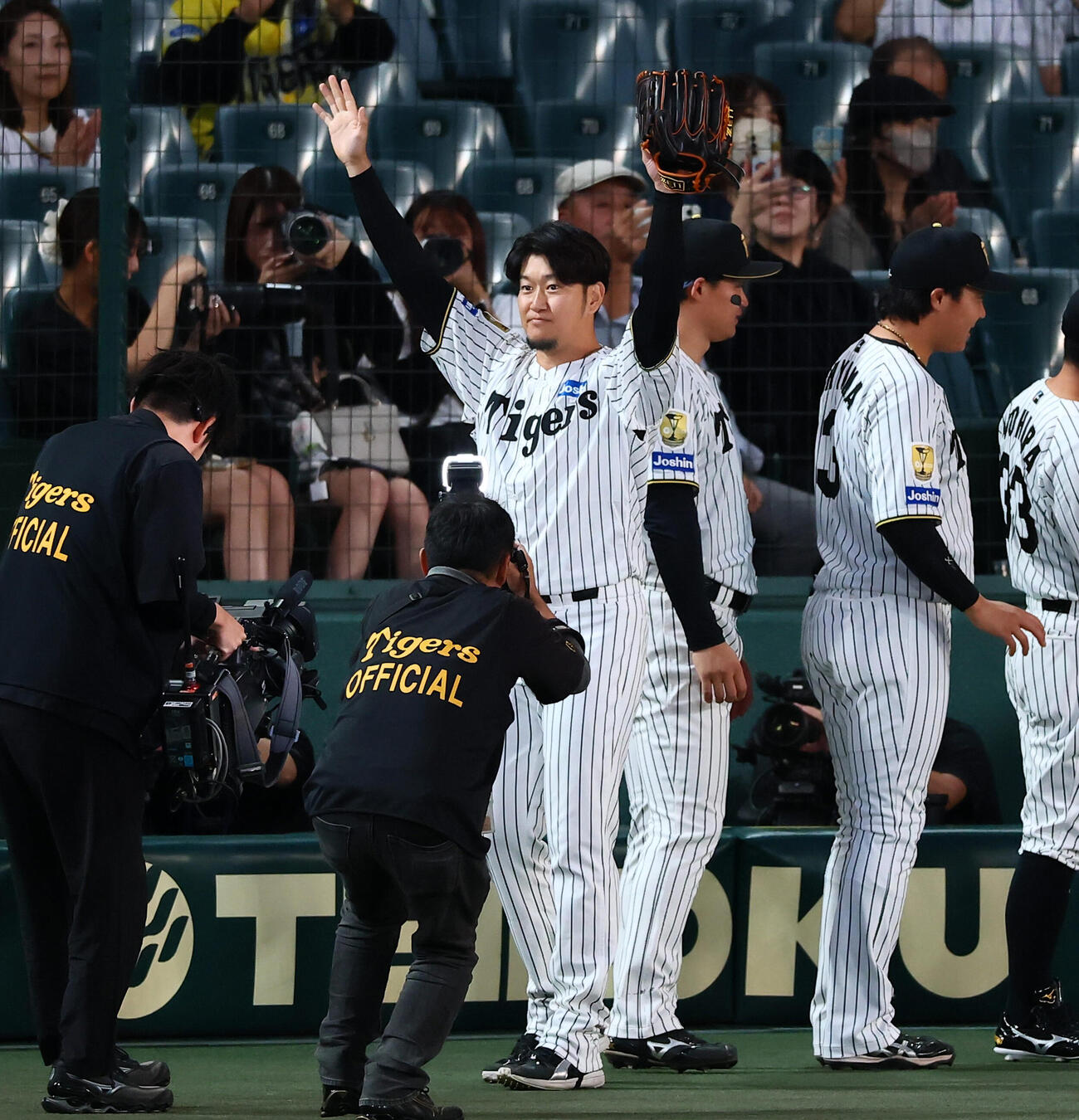 阪神対広島　引退セレモニーを行いファンに手を振る阪神岩貞祐太（撮影・加藤哉）