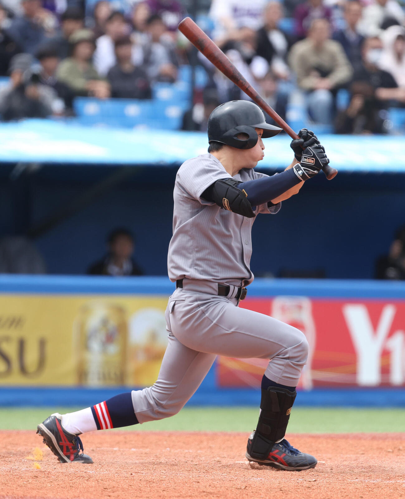 明大対慶大　慶大・小原大和は中前安打を放つ（2026年4月25日撮影）