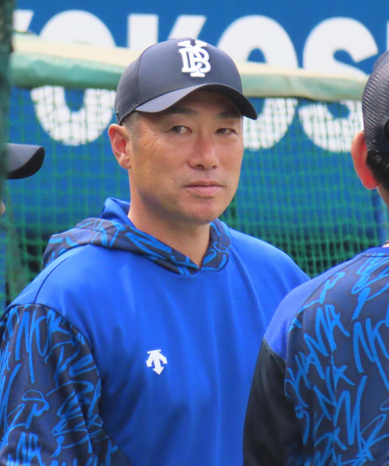 練習を見つめるDeNA相川監督